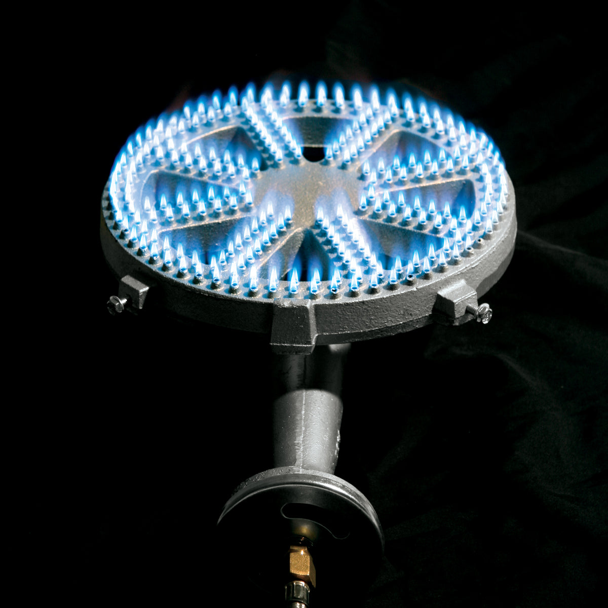 Banjo Cast Iron Burner with a blue flame at a simmer